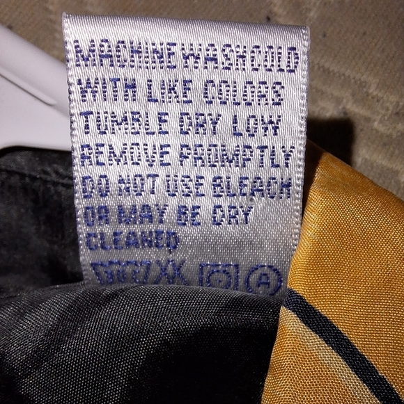 Bill Blass 100% Silk short sleeve button-down tropical shirt in a large. EUC - Picture 2 of 5